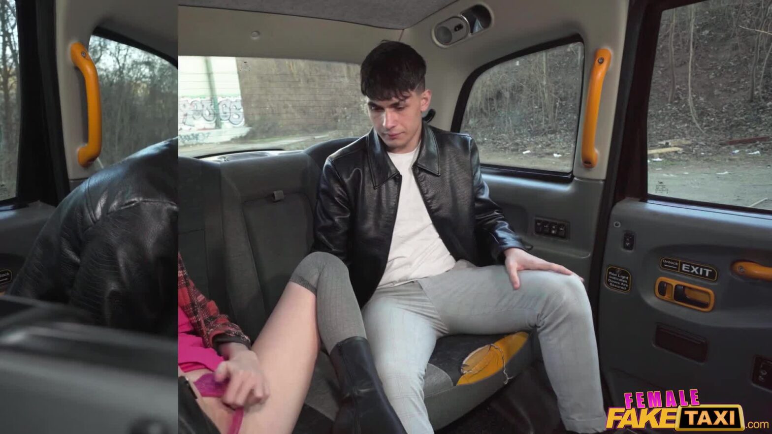 Em Sinh Viên Bị Bạn Thân Chồng Đè Ra Địt Khi Chồng Say