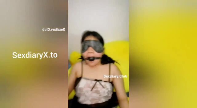 Người Mẫu Bị Đạo Diễn Dùng Kẹp Kim Loại Kẹp Âm Vật, Quất Roi Rồi Địt Trên Xe