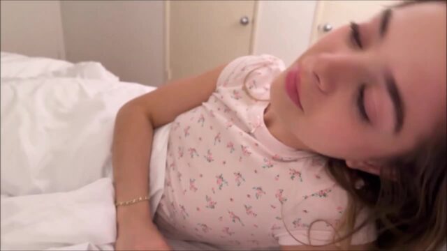 Sex Em Gái Đi Ship Hàng Bị Khách Sex Trong Nhà