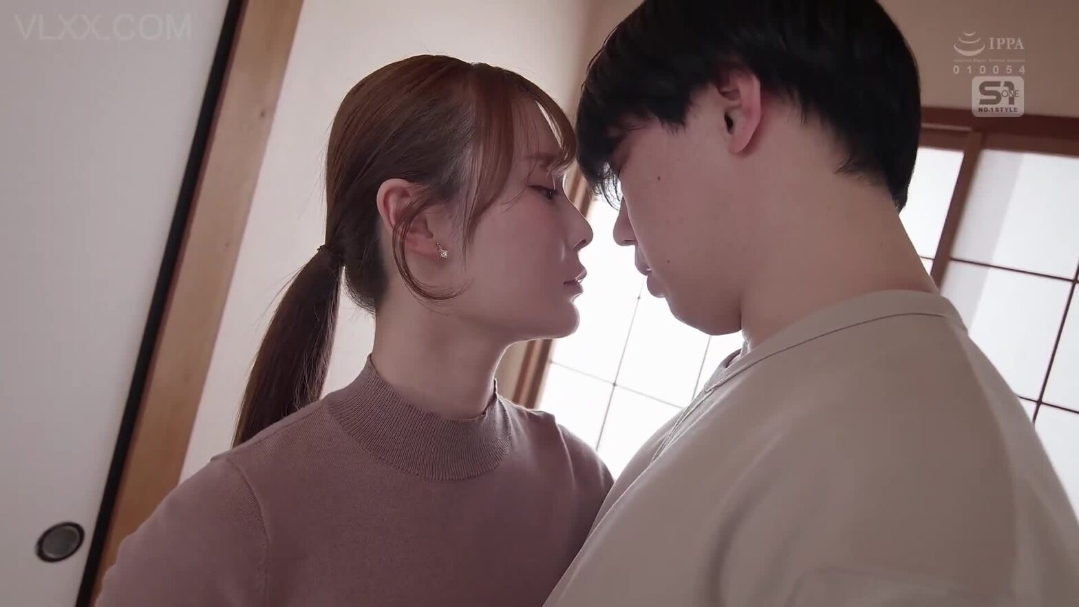 Nữ Sinh Cấp 3 Bị Thầy Thể Dục Địt Trong Kho Dụng Cụ